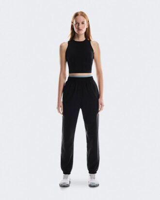 Mujer Studio Crop