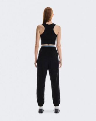 Mujer Studio Crop