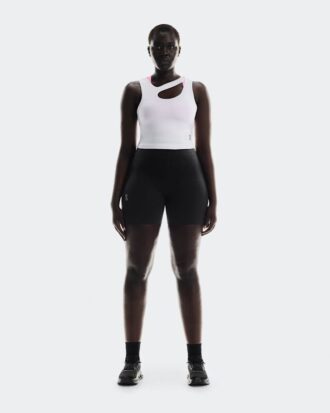 Mujer Studio Cut-Out Crop