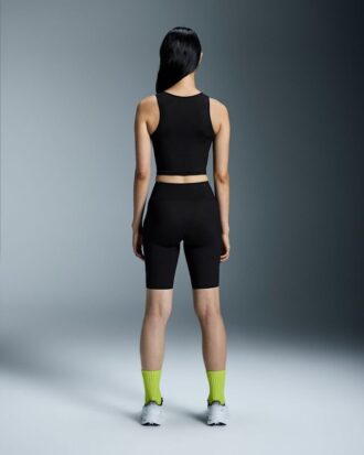 Mujer Studio Cut-Out Crop
